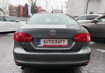 Volkswagen Jetta VI Sedan 1.2 TSI 105KM 2013 Volkswagen Jetta Salon Polska. Serwis ASO Czujniki 1.2 Benzyna 105KM, zdjęcie 30