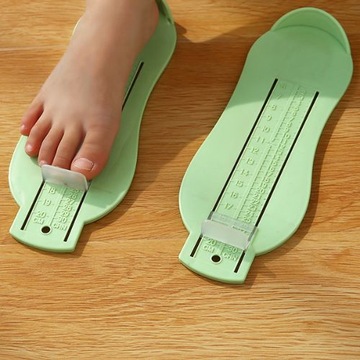 Измеритель размера детской обуви.