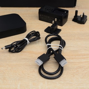 Philips Hue Play HDMI Sync Box Синхронизация света с телевизором и играми с помощью 4x HDMI