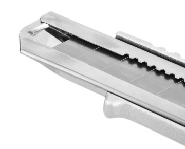 Металлический нож TOPEX с 18-миллиметровым сломанным лезвием 17B128