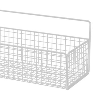 Корзины, висящие на стене. Металлическая корзина над дверцей шкафа с белым органайзером.