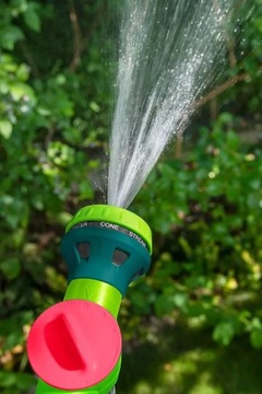 Zraszacz pistoletowy pojemnikiem dozownikiem piany