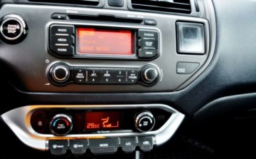 Kia Rio III Hatchback 3d 1.2 DOHC CVVT 85KM 2012 Kia Rio Szyberdach, Ledy, Czujniki parkowania, KeyLess Bluetooth 1.2 85KM, zdjęcie 9