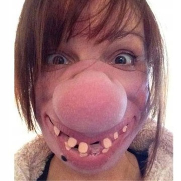 STRASZNA MASKA NA PÓŁ TWARZY