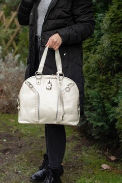 Классическая женская сумочка цвета экрю