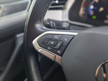 Volkswagen Passat B8 Variant Facelifting 2.0 TDI SCR 150KM 2022 Volkswagen Passat SalonPL serwis ASO 2.0TDI 150KM MatrixLED pakiety AppCon, zdjęcie 17