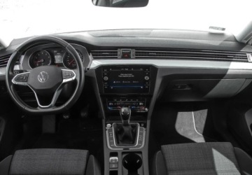 Volkswagen Passat B8 Limousine Facelifting 1.5 TSI EVO 150KM 2021 Volkswagen Passat 1.5TSI 150KM Business, Tempomat Aktywny, Czujniki Parkow, zdjęcie 14
