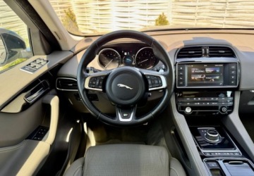 Jaguar F-Pace SUV 2.0 i4 250KM 2018 Jaguar F-Pace Jaguar F-Pace 25t AWD R-Sport 2.0 Benzyna 250KM, zdjęcie 5