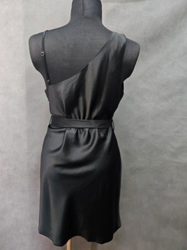 Atmosphere sukienka czarna atłasowa elegancka na ramię 44