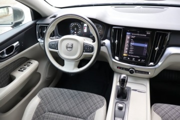 Volvo V60 I Kombi Facelifting 2.0 D3 DRIVE-E 150KM 2018 Volvo V60 D3 2.0, Skóra, Navi, Klima, Klimatronic, zdjęcie 6