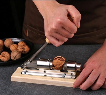 Крепкий Щелкунчик, прочный, большая подставка.