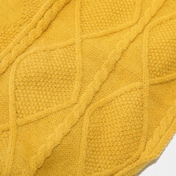 Женский комплект: шапка, перчатки и шарф.