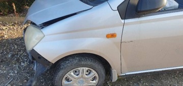 DAIHATSU CUORE 03- BLATNÍK PŘEDNÍ LEVÝ S28