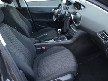 Peugeot 308 II SW Facelifting 1.2 PureTech 130KM 2019 Peugeot 308 1.2 PureTech, Navi, Klima, zdjęcie 8