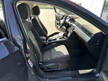 Volkswagen Passat B8 Variant Facelifting 2.0 TDI SCR 150KM 2020 Volkswagen Passat Variant Led, Navi, Grzane fotele, zdjęcie 13