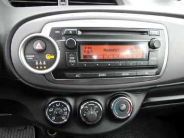 Toyota Yaris III Hatchback 5d Facelifting 1.0 VVT-i 69KM 2014 Toyota Yaris Salon Polska Klimatyzacja Wspomaganie Abs Benzyna 69KM, zdjęcie 21