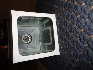 Белый настенный светильник