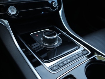 Jaguar XE Sedan 2.0 i4 180KM 2018 Jaguar XE 20d, 177 KM, Automat, Skóra, Navi, zdjęcie 12