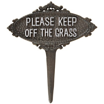Znak PLEASE KEEP OFF THE GRASS