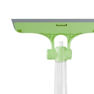 Зеленый скребок для мытья окон.