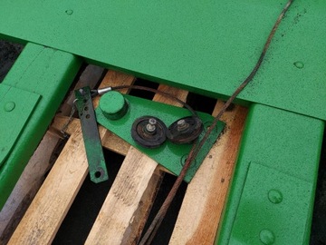 КОЛЯСКА ДЛЯ ТЮКОВ КРУГЛЫЙ ПРЕСС-ПОДБОРЩИК JOHN DEERE 592