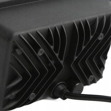 PRZEDNI KWADRATOWY REFLEKTOR LED Z ZAMIENNIKIEM