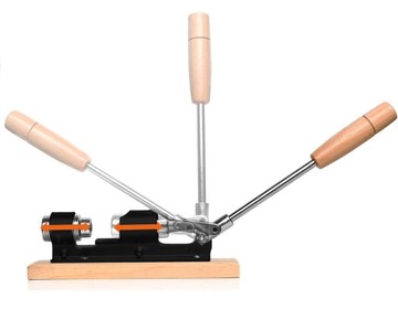 ЩЕЛКУНЧИК НА ЧЕРНОЙ СТАЛЬНОЙ ПОДСТАВКЕ