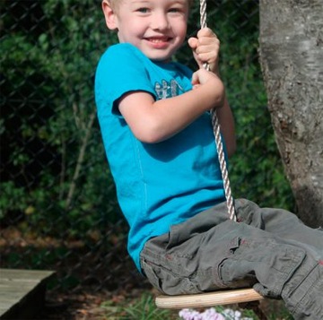 Тарелка - деревянные качели с круглым сиденьем.