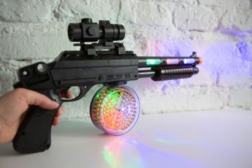 Винтовка с вращающимся магазином имеет звук и свет.