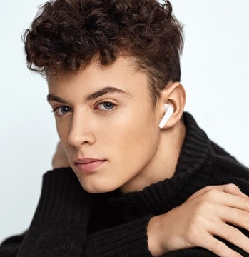 Новые беспроводные Bluetooth-наушники.