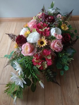 Цветочные цветы для могильного кладбища. Цветочный композиционный набор