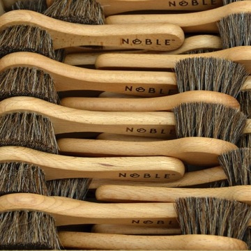 NOBLE Нежная щетка для сухого массажа лица