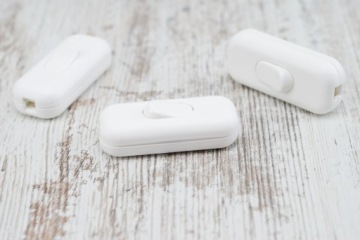 Белый проходной выключатель для лофт-светильника DIY