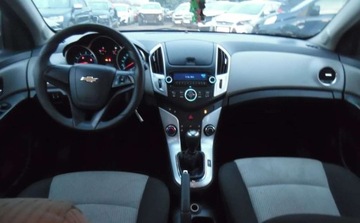 Chevrolet Cruze Sedan 1.8 16V DOHC 141KM 2013 Chevrolet Cruze 2013r, Salonowy, 1.8 BenzynaLPG. Lekko uszkodzony prawy ty, zdjęcie 5