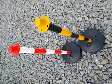 Słupki plastikowe do łańcucha z podstawą 90cm