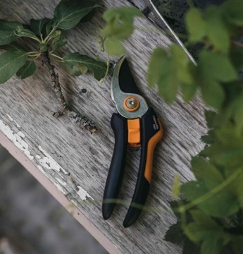 Ножничный секатор для обрезки веток толщиной до 18 мм цельный P121 Fiskars 1057160 легкий