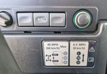 Land Rover Defender III 90 Station Wagon 2.2 TD4 122KM 2012 Land Rover Defender 4X4, HAK, klima, 7 osobowy 2.2 Diesel 122KM, zdjęcie 19