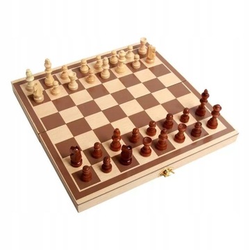 Классические семейные шахматы со складной доской.