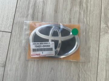 TOYOTA AYGO II 14-21 ZNAKY ZNAK NA KRYT 75431-0H060 NOVÝ ORIGINÁLNÍ