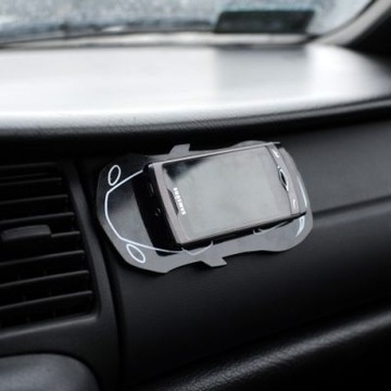 Противоскользящая накладка в форме автомобиля.