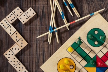 НАБОР ИЗ 4 ИГР В ДЕРЕВЯННОЙ КОРОБКЕ