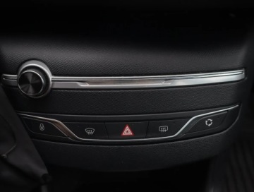 Peugeot 308 II Hatchback Facelifting 1.5 BlueHDI 102KM 2018 Peugeot 308 1.5 BlueHDi, Klima, Klimatronic, zdjęcie 12