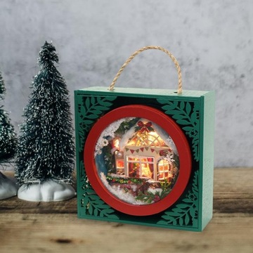 Миниатюрное новогоднее украшение для взрослых.