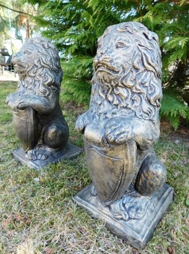 Набор украшений из 2 бетонных львов с золотым садовым щитом