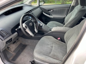 Toyota Prius III Hatchback 1.8 HSD 136KM 2010 Toyota Prius HYBRYDA 136 KONI LEDY AUTOMAT KLIMATRONIC EL.SZYBY SERIWSOWANY, zdjęcie 4