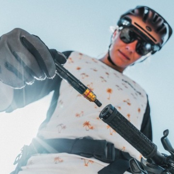 Набор инструментов Lezyne спрятан в руле.