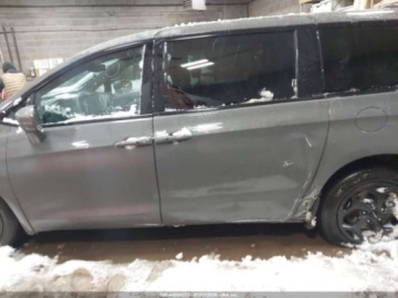 Chrysler Pacifica II 2022 Chrysler Pacifica Hybrid Touring L 2022 3.6 Hybryda 287KM, zdjęcie 2