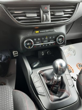 Ford Focus III Kombi Facelifting 1.5 EcoBoost 150KM 2018 Ford Focus 1.5 ST-Line / Navi / Kamera / Serwi, zdjęcie 18