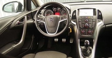Opel Astra J Sports Tourer 1.6 Turbo ECOTEC 180KM 2011 Opel Astra 1,6TurboBenzyna NAVI Ksenon Alu 17 Niski Udokumentowany Przebieg, zdjęcie 4