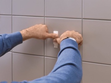 Крючок самоклеящийся гвоздь Tesa регулируемый для металлической плитки 2 шт 3кг.